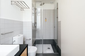 Een douche, een haardroger, handdoeken