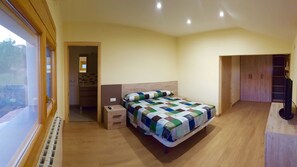 5 bedrooms, iron/ironing board, WiFi, bed sheets