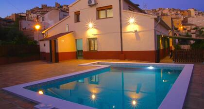 CASA LA FÀBRICA , casa de vacaciones con capacidad para 10 personas