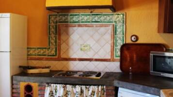 Réfrigérateur, micro-ondes, grille-pain, blender