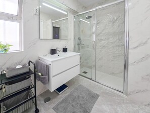 Bathtub, hair dryer, bidet, towels