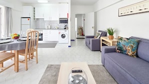 A modern apartment with a dining area, kitchen, and living room. - Apartment Rocha | Sea View | Concorde Sky (Portimão)