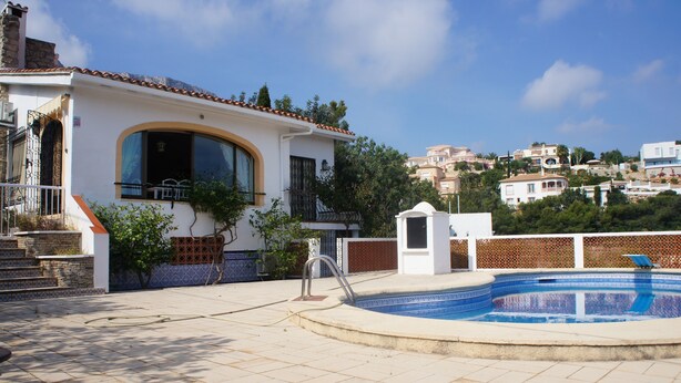 A residential property with a swimming pool, a staircase leading to the entrance, and a view of neighboring houses. - Minot house with sea and mountain views  (Dénia)