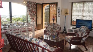 A living room with a sofa, chairs, a glass coffee table, and a television. - Minot house with sea and mountain views  (Dénia)