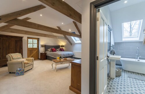 Beautifuly restored Coach House & Granary set in the grounds of Glaneirw Mansion