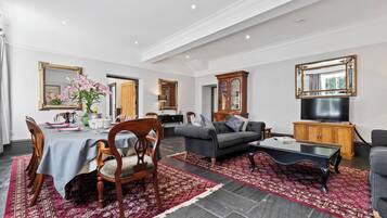Smart TV, fireplace, DVD player, ping pong