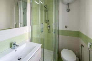 Douche, sèche-cheveux, bidet