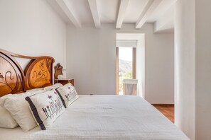 2 bedrooms, iron/ironing board, internet, bed sheets