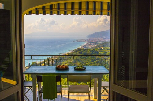 Villa with garden with a splendid view of the Gulf of Tigullio