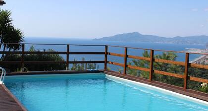 Villa with garden with a splendid view of the Gulf of Tigullio