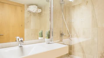 Ducha y bañera combinadas, secador de pelo, toallas y champú