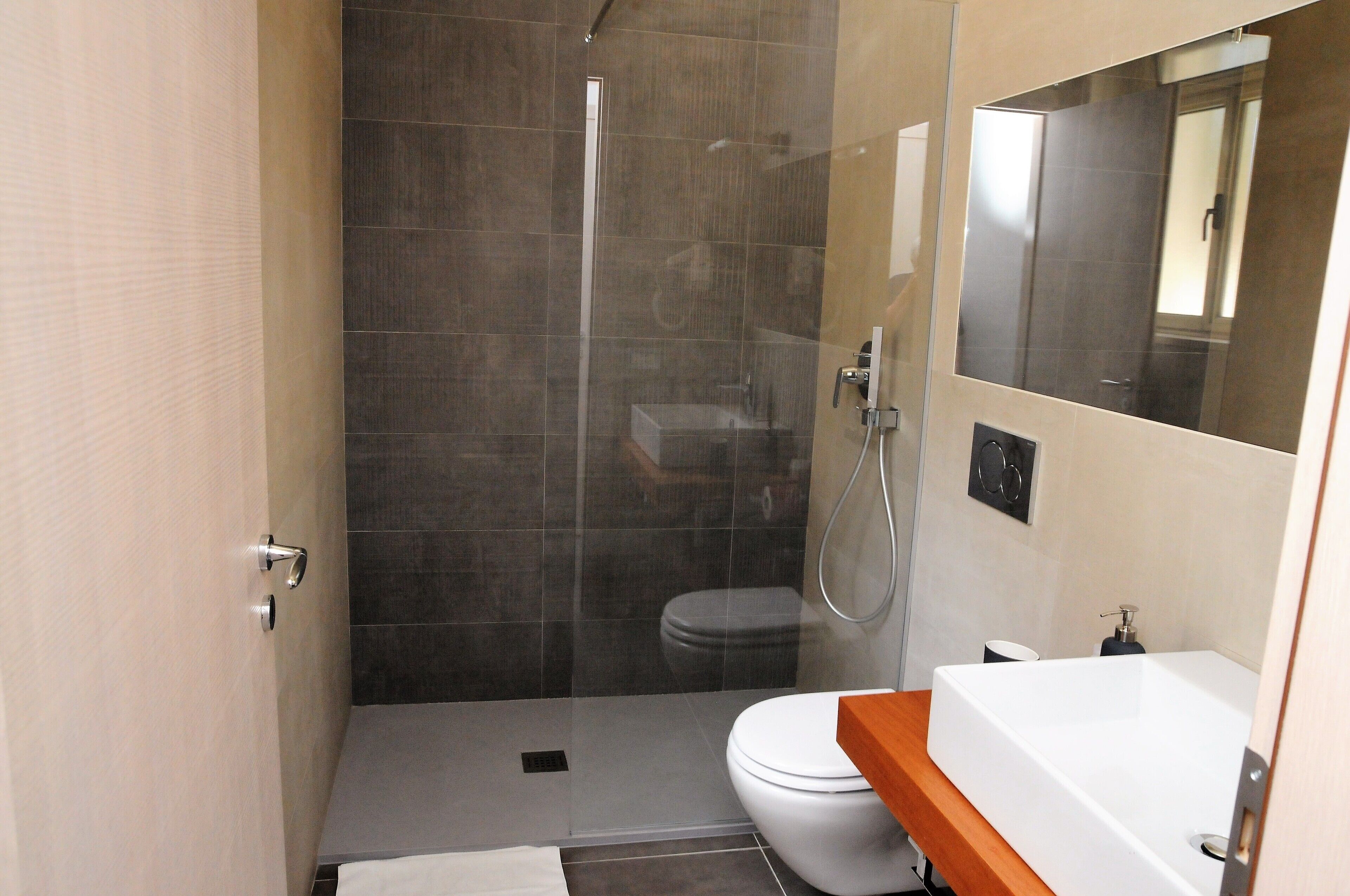 Douche, sèche-cheveux, bidet, serviettes fournies