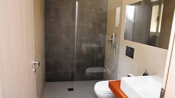 Douche, sĂšche-cheveux, bidet, serviettes fournies
