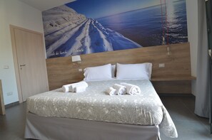 3 habitaciones, tabla de planchar con plancha, wifi y ropa de cama 