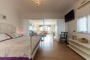 2 bedrooms, in-room safe, desk, iron/ironing board