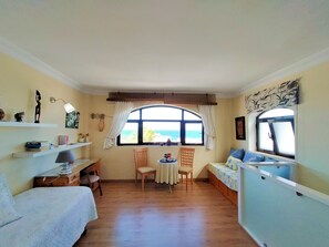 2 Schlafzimmer, Zimmersafe, Schreibtisch, Bügeleisen/Bügelbrett