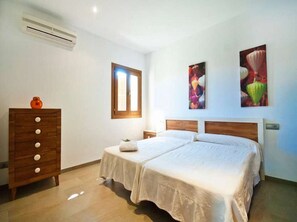 4 bedrooms, iron/ironing board, free WiFi, bed sheets