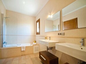 Bathtub, hair dryer, towels
