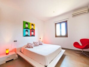 4 bedrooms, iron/ironing board, free WiFi, bed sheets