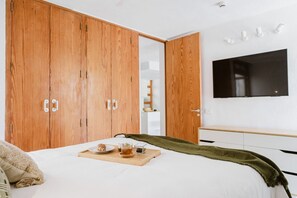 2 bedrooms, in-room safe, iron/ironing board, free WiFi