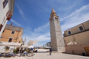 Property grounds - Pink apartment with two terraces, garden, a stone's throw from the beach (Umag)
