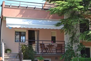Exterior - Pink apartment with two terraces, garden, a stone's throw from the beach (Umag)