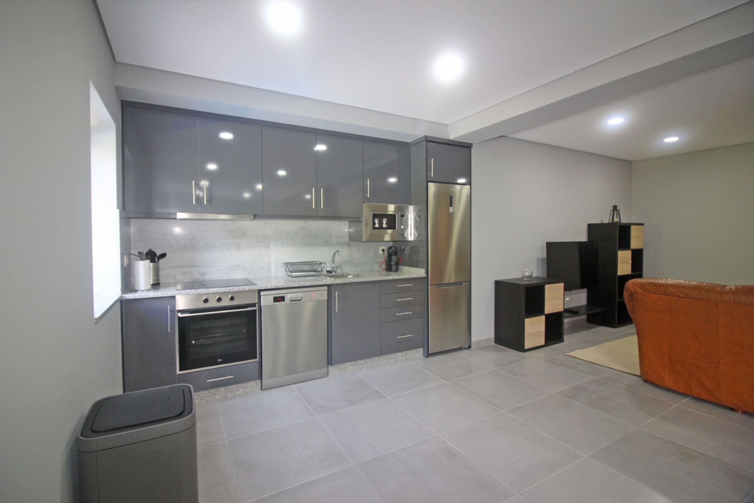 Kühlschrank, Ofen, Wasserkocher mit Kaffee-/Teezubehör, Toaster