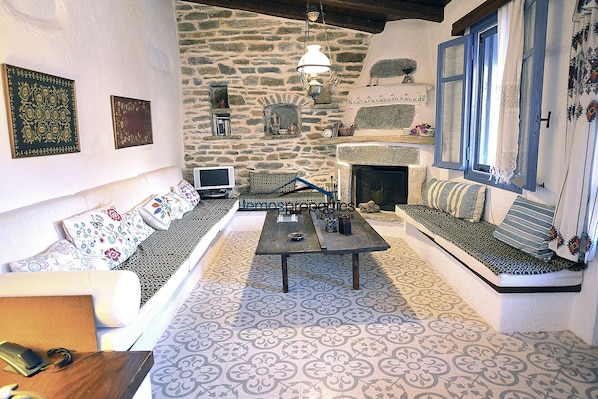 Fernseher, Kamin, DVD-Player, Musikbibliothek