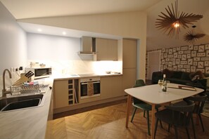 Fridge, microwave, oven, stovetop - Woodpecker Lodge - Stunning Lakeside lodge over looking fishing lake  (Market Harborough)