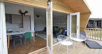 Woodpecker Lodge - Stunning Lakeside lodge over looking fishing lake