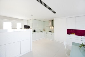 Microwave, stovetop, dishwasher - One bedroom apartment with terrace in diputació - You Stylish (Barcelona)
