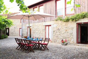 Outdoor dining - Private farmhouse with pool, games room and large garden (Amares)