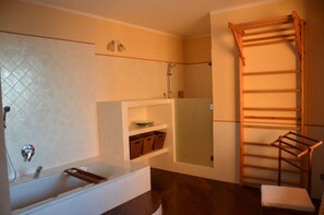 Een bad/douchecombinatie, een haardroger, een bidet, handdoeken