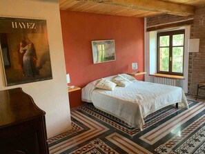 6 bedrooms, desk, iron/ironing board, free WiFi