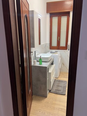 Doccia, asciugacapelli, bidet, asciugamani