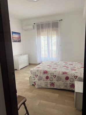 2 bedrooms, iron/ironing board, travel cot, free WiFi