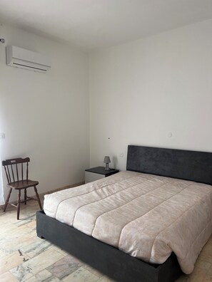 2 bedrooms, iron/ironing board, travel crib, free WiFi - Relax a few steps from the sea - in front of the Aeolian Islands. (Spadafora)