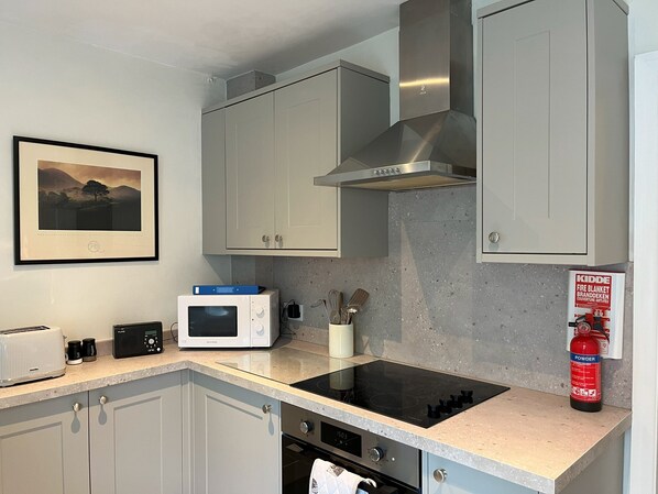 ثلاجة، ميكروويف، فرن، موقد طهي مسطح