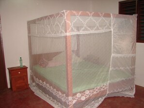 3 habitaciones y tabla de planchar con plancha 