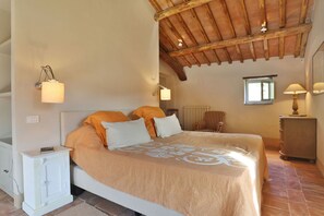 5 chambres, fer et planche à repasser, lit de bébé portatif