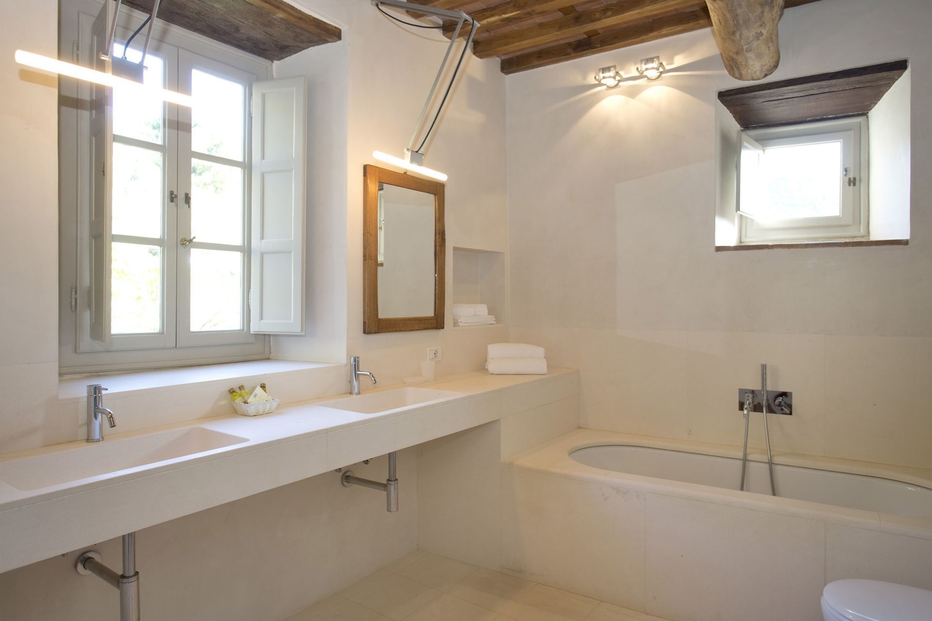 Baignoire, séchoir à cheveux, bidet