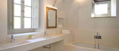 Baignoire, sĂšche-cheveux, bidet