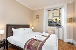 4 bedrooms, iron/ironing board, travel cot, WiFi - Sea Breeze - Donnini Apartments (Ayr)