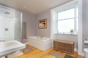 Bathtub, hair dryer, towels - Sea Breeze - Donnini Apartments (Ayr)