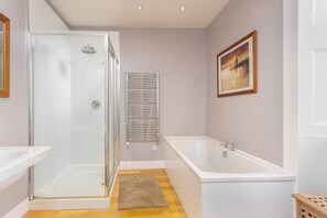 Bathtub, hair dryer, towels - Sea Breeze - Donnini Apartments (Ayr)