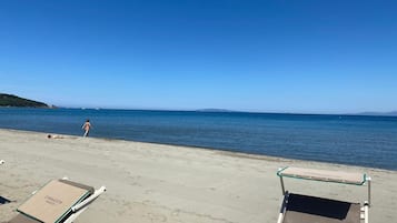 Perto da praia, espreguiçadeiras