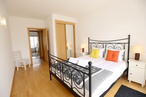 2 habitaciones, escritorio y tabla de planchar con plancha 