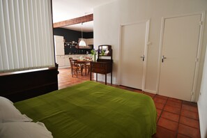 1 bedroom, iron/ironing board, travel cot, free WiFi