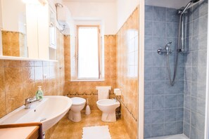 Shower, hair dryer, bidet, towels - House in Tuscany immersed in greenery  (Foiano della Chiana)