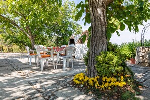 Outdoor dining - Jurinea house with private pool (TORRES)